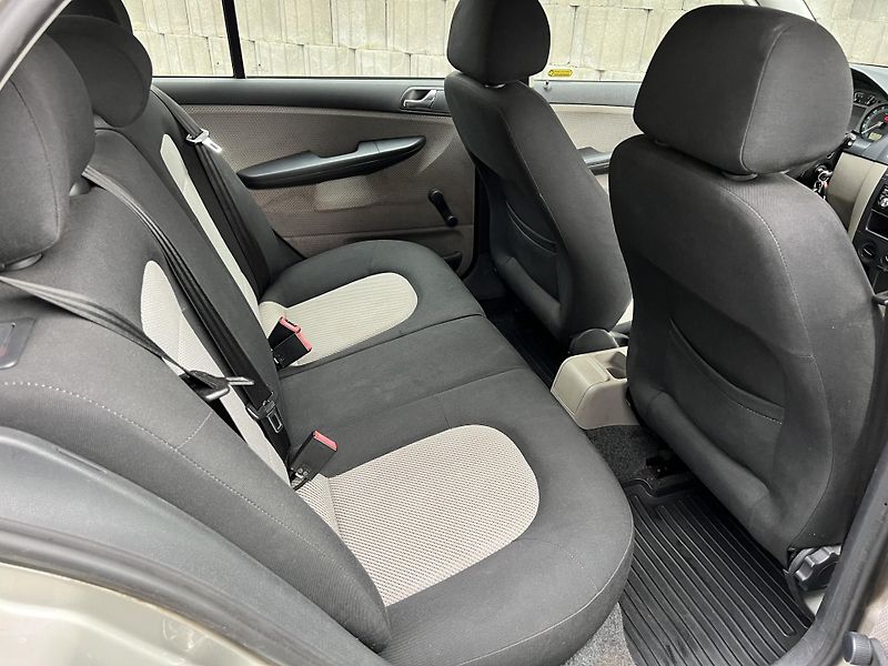 Škoda Fabia 1.2 HTP 121000KM BEZ KOROZE - fotka 8 z 14