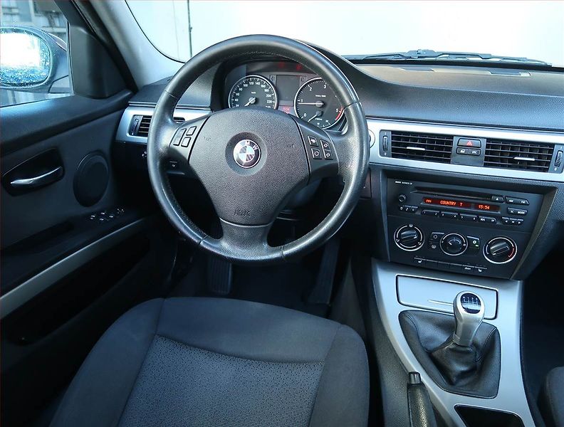 BMW Řada 3 (2008) 318 d, Vyhř. sedaček - fotka 7 z 15