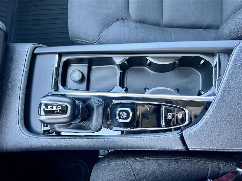Volvo V90 2,0 T4 Drive-E R-Design Auto - fotka 41 z 48