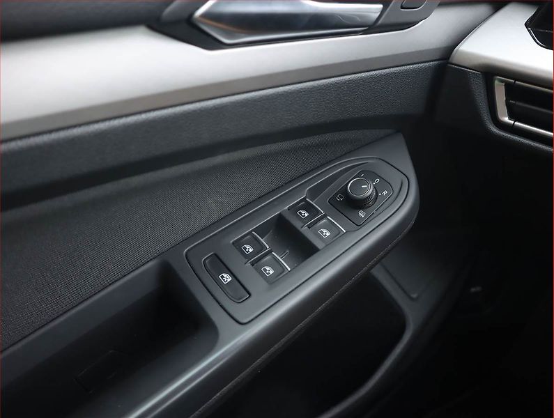 Volkswagen Golf (2021) Life 2.0 TDI, Serv.kniha, Navi - fotka 22 z 23