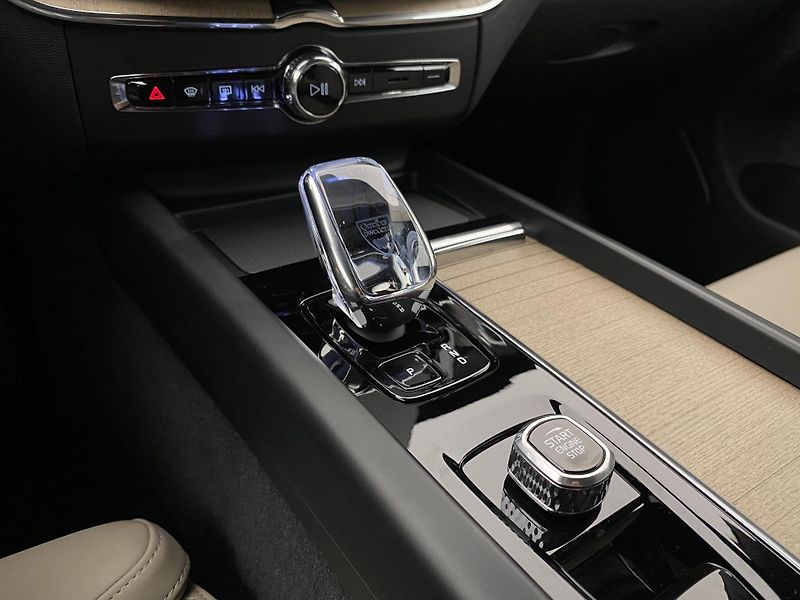 Volvo XC60 T8 AWD RECHARGE PLUS DARK CZ - fotka 27 z 66