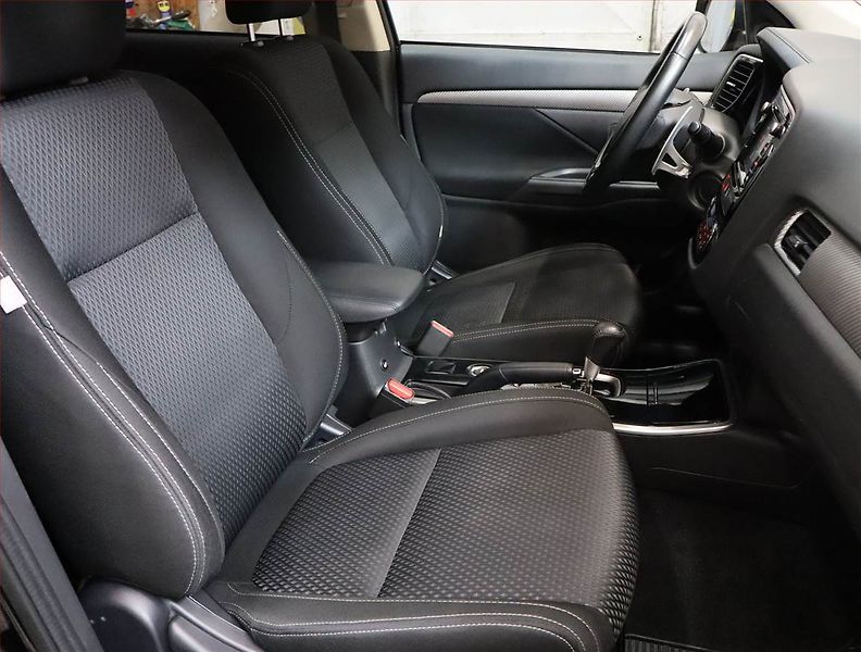 Mitsubishi Outlander (2017) 2.0, 4X4, Automat, 7 míst, ČR - fotka 9 z 20