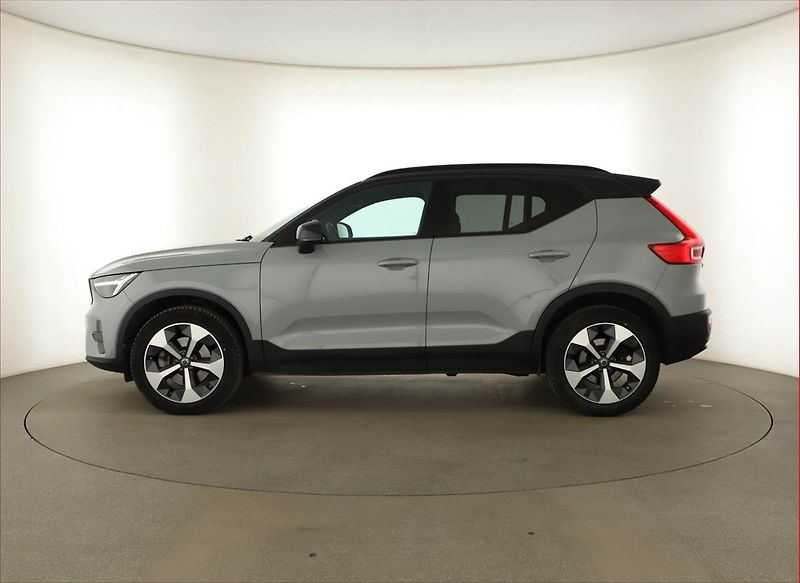 Volvo XC40 (2023) B3 - fotka 3 z 17
