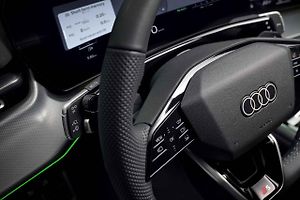 Ovládací jednotka na volantu z modelu Audi Q3