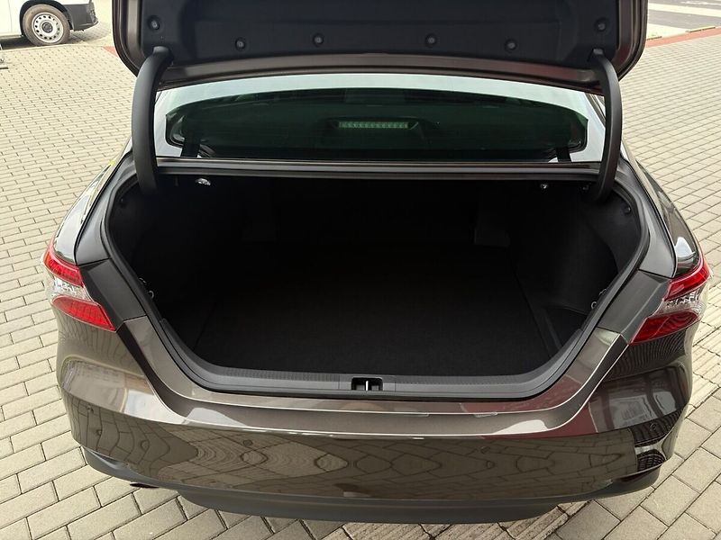 Toyota Camry 2,5 Hybrid Executive - fotka 16 z 19