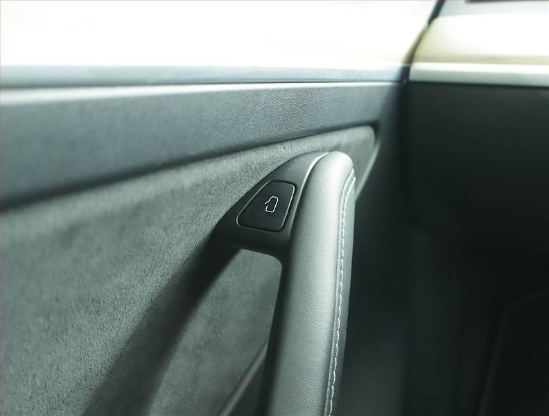 Tesla Model Y (2022) Long Range AWD 79kWh, SoH 91% - fotka 17 z 21
