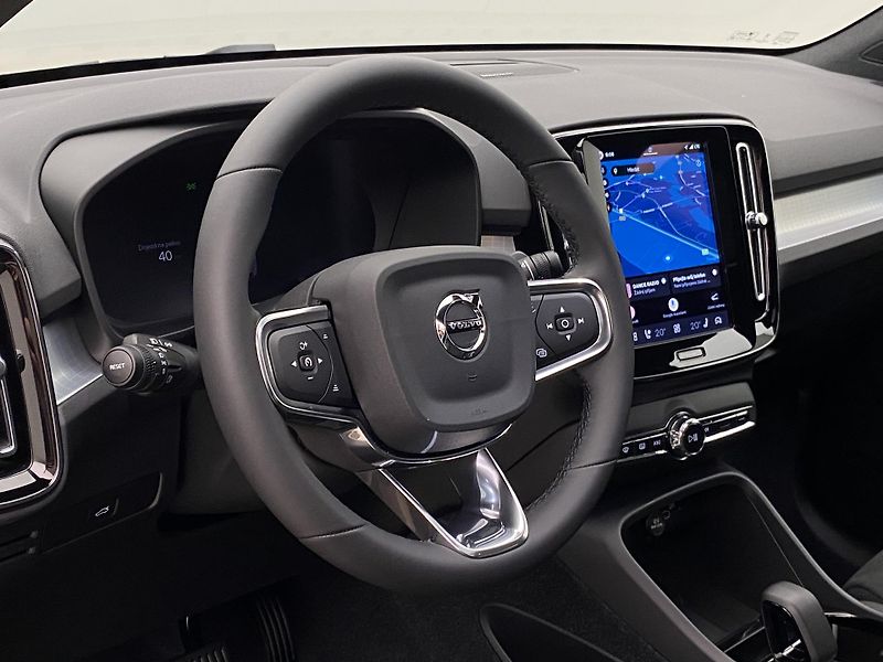Volvo XC40 (2026) B3 AUT DARK PLUS - fotka 4 z 60