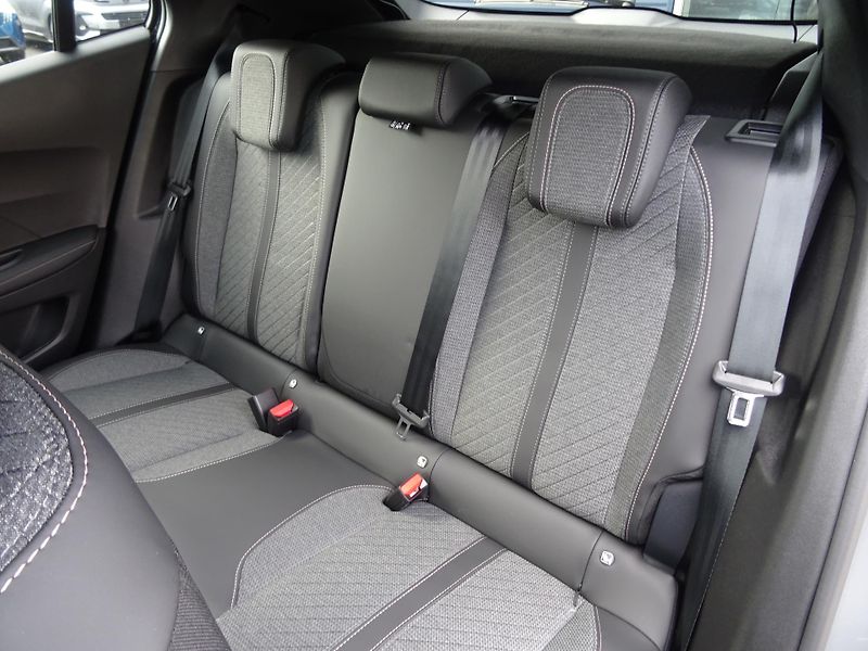 Peugeot 2008 (2026) ALLURE Hybrid 145k e-DCS6 - fotka 16 z 45