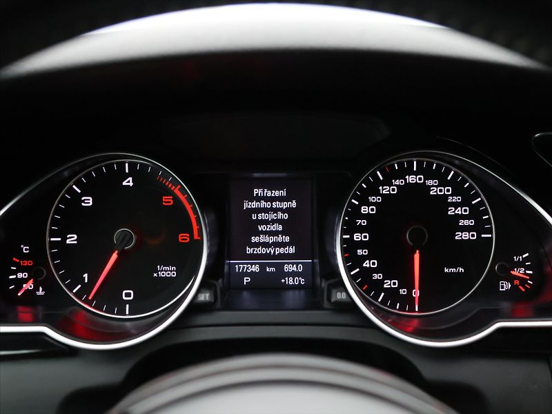 Audi A5 3,0 TDI quattro S-Line 1.Maj - fotka 18 z 36