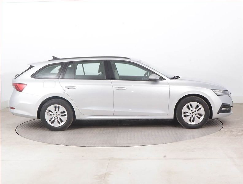 Škoda Octavia (2023) Ambition 2.0 TDI, ČR,1.maj - fotka 6 z 15