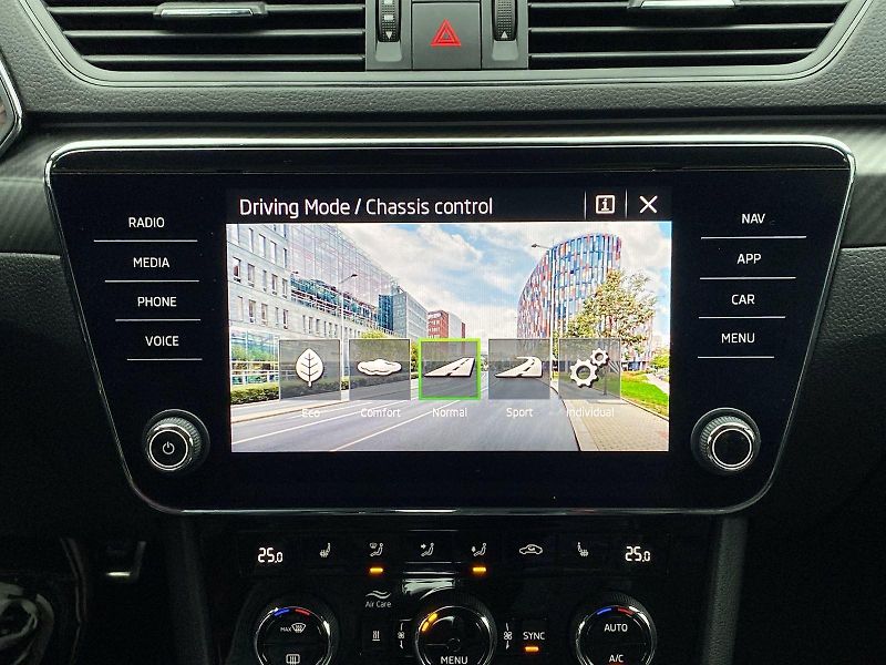 Škoda Superb (2023) Combi 2.0 TDI DSG Sportline - fotka 13 z 33