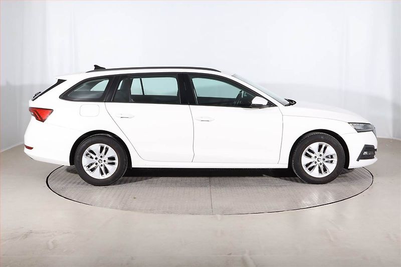 Škoda Octavia (2022) 1.0 TSI, Tempomat - fotka 6 z 25