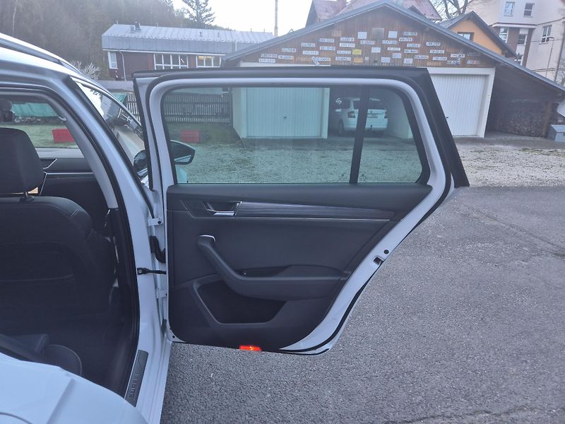 Škoda Superb Combi 2,0TDi DSG 110kw 17ALU - fotka 34 z 44
