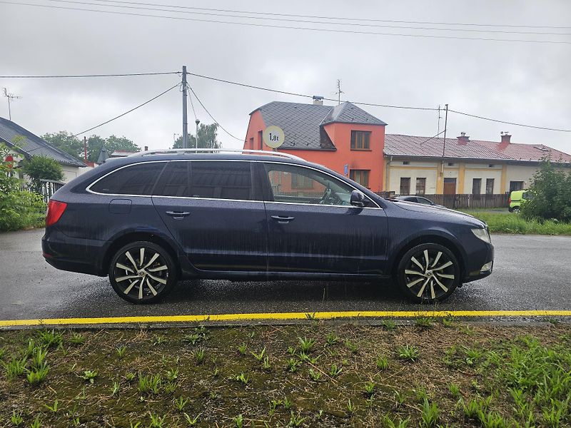 Škoda Superb (2011) 2 2.0TDI DSG TAŽNÉ  - fotka 6 z 17