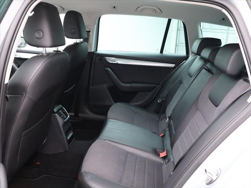 Škoda Octavia 1,4 TSI 103kW Elegance+ Xenon - fotka 13 z 32