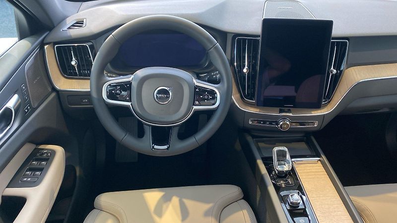 Volvo XC60 (2026) PLUS DARK, B5 AWD, 184+10 kW / - fotka 9 z 13