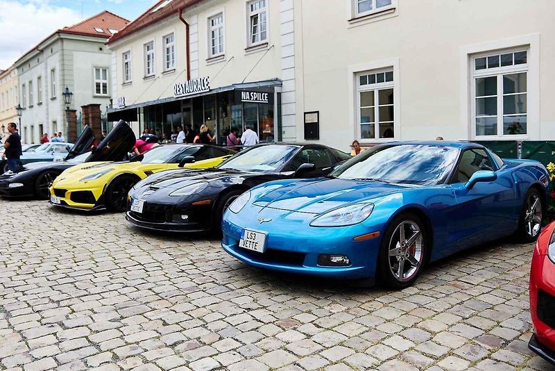 Americké automobily Corvette na 21. ročníku tradičního srazu v areálu Plzeňského Prazdroje.