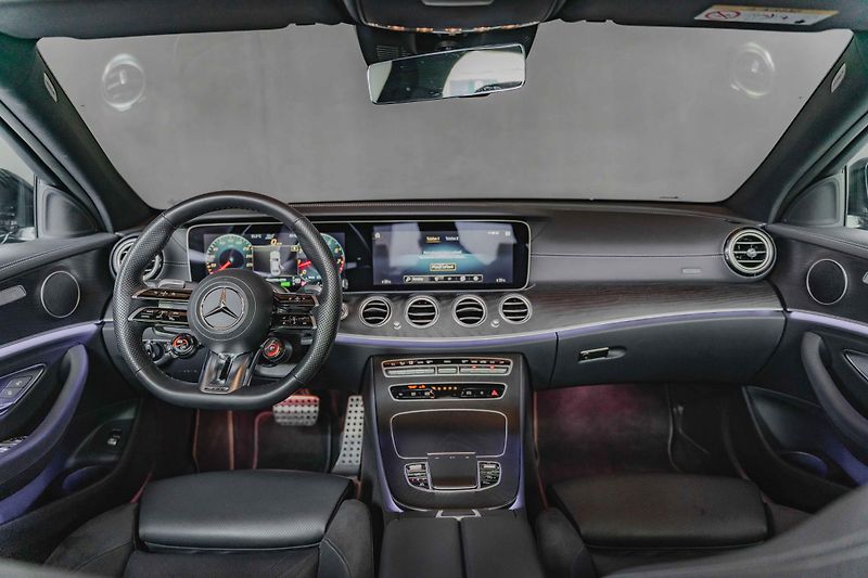 Mercedes-Benz Třídy E (2022) 53-AMG-4M-PANO-DIS-360-GTsport - fotka 9 z 17