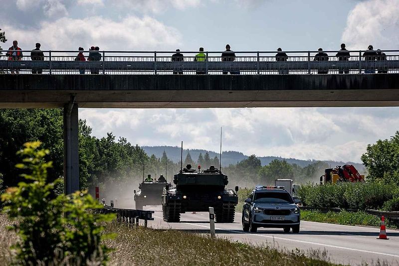 První armádní výcvik přesunu tanků Leopard 2A4 na dálnici D35.