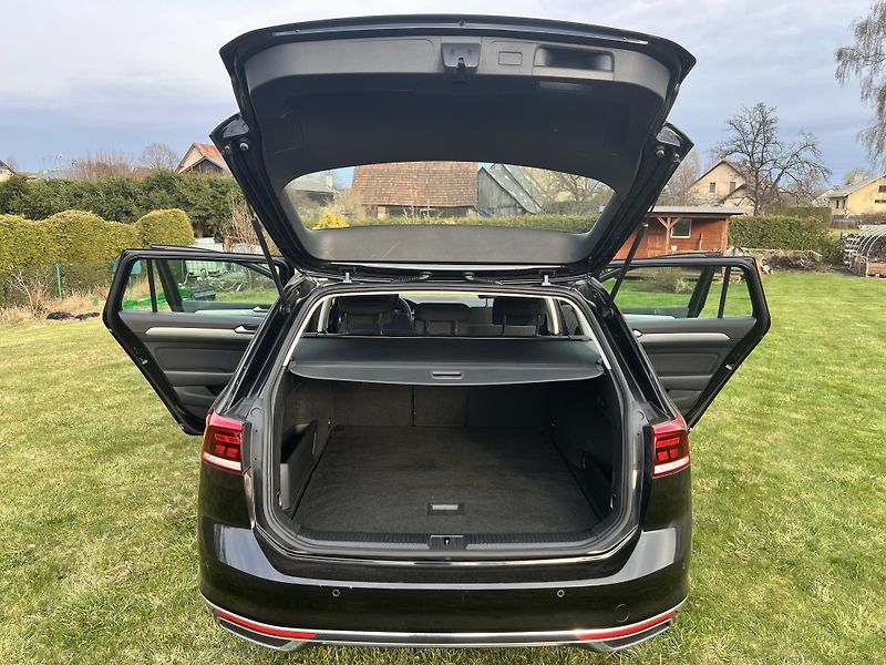 Volkswagen Passat 1.4GTE 160KW,TZ,2xALU,1MAJ - fotka 28 z 48