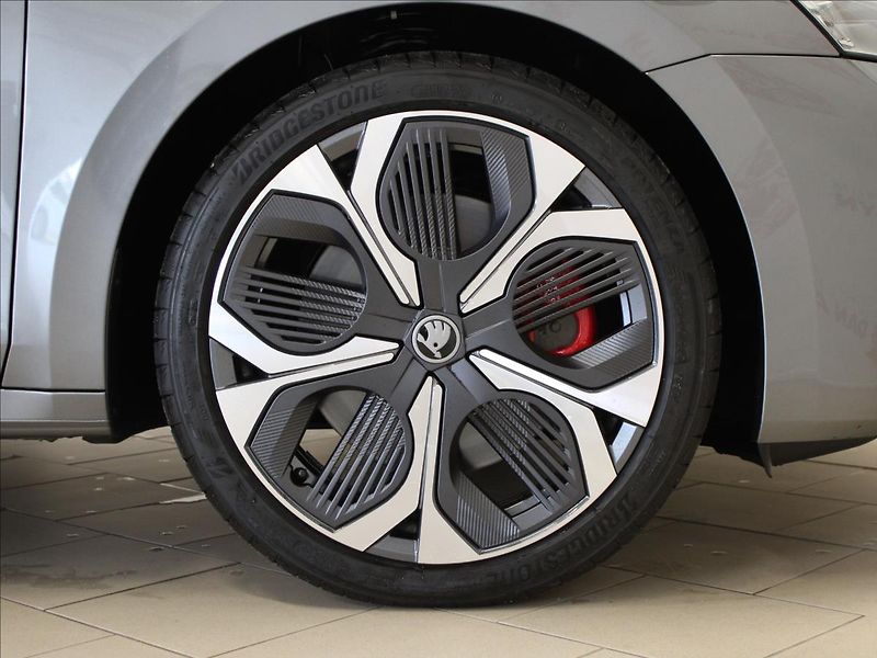 Škoda Octavia 2,0 TSI 195KW RS DCC, 1. maj. - fotka 32 z 39