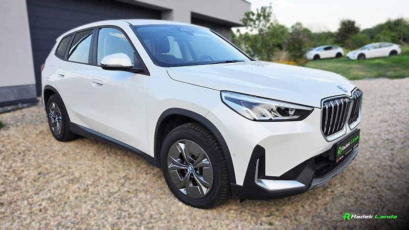 BMW iX1 (2023) xDrive30 - fotka 1 z 15