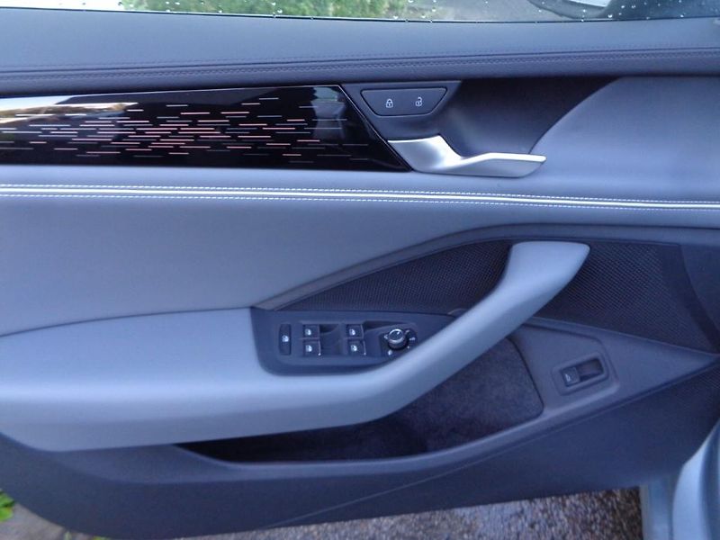 Volkswagen Passat 2.0 TDI DSG Elegance  110 kW - fotka 11 z 30