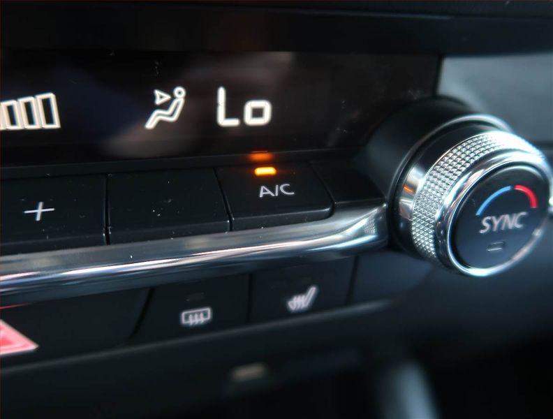 Mazda 3 (2021) 2.0 Skyactiv-G, 70TKM,Klima - fotka 17 z 23