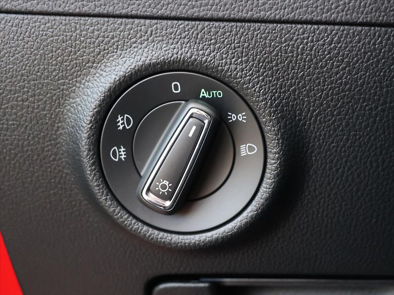 Škoda Superb 2,0 TDI DSG Sportline LED DPH - fotka 17 z 39