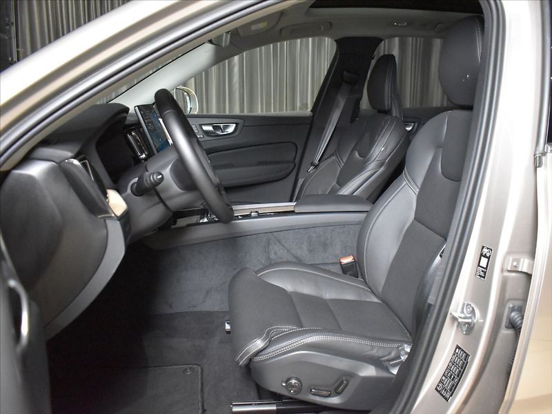 Volvo XC60 2,0 T8 AWD Ultra B&W,tažné - fotka 9 z 29