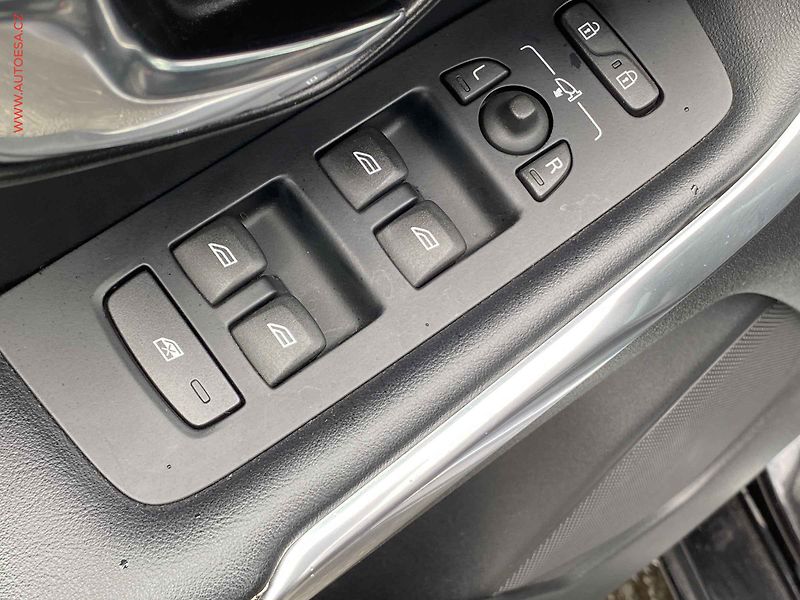 Volvo V40 (2018) 2.0i, AT, LED, kamera - fotka 11 z 18