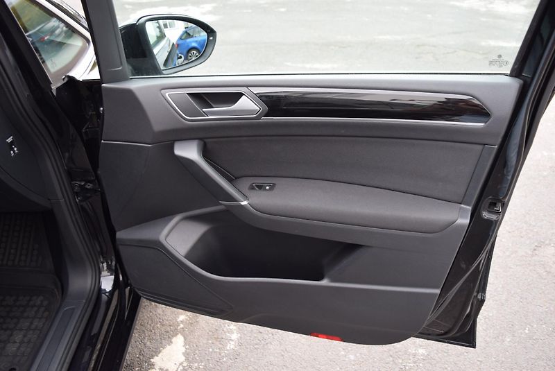 Volkswagen Touran (2017) 1.4TSI 110kw 7MÍST HIGHLIN TAŽ - fotka 39 z 48