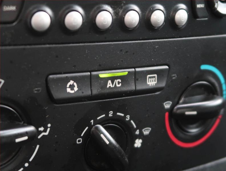 Citroën C4 (2010) 1.4 16V, po STK, jezdí skvěle - fotka 16 z 17