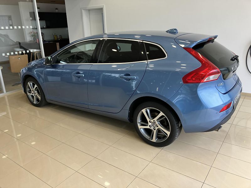 Volvo V40 T3 FWD Summum, MT6 - fotka 7 z 42