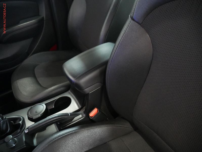 Hyundai ix35 (2014) 1.7 CRDi, 2.maj,ČR, STK2/28 - fotka 17 z 18