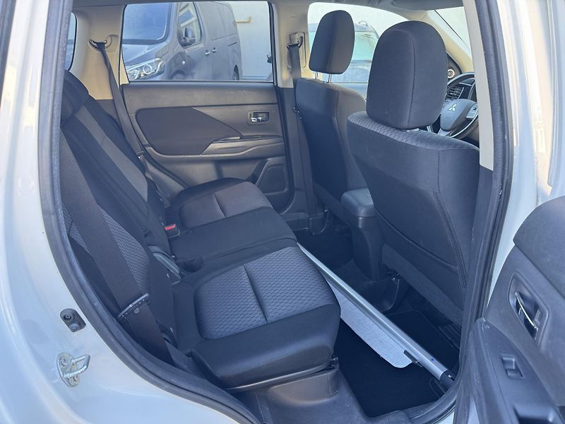 Mitsubishi Outlander 2,2Di-D, ČR, 1.MAJ.,DPH - fotka 11 z 17