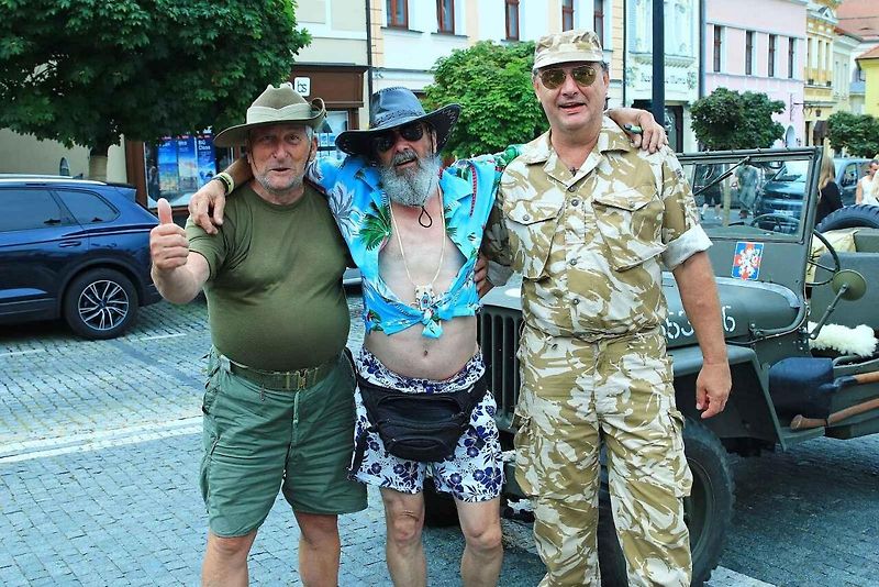Spanilá jízda amerických historických vozidel a motocyklů v České Lípě.
