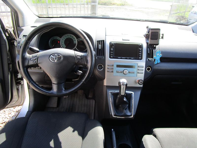 Toyota Corolla Verso 2,0D-85KW - fotka 9 z 17