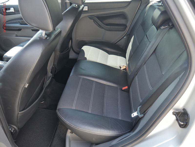 Ford Focus (2009) 2.0i, AC, park.asist - fotka 10 z 17