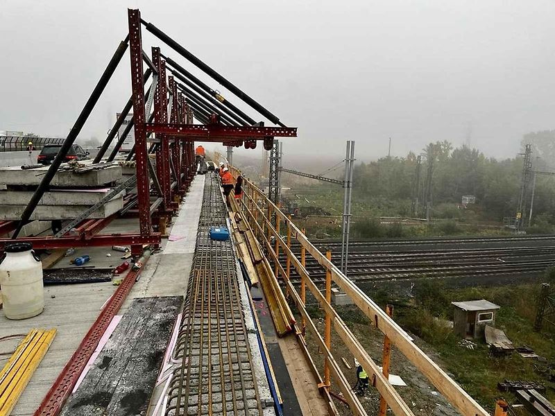 Provoz a práce na rozšiřování D1 u Brna mezi 194. a 196. kilometrem.