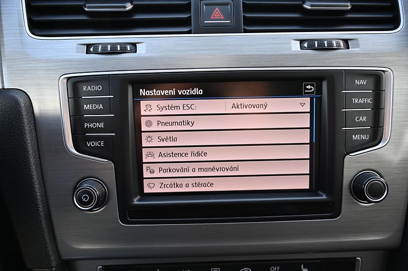 Volkswagen Golf VII 2.0TDI 110KW Highline 2/17 - fotka 15 z 57