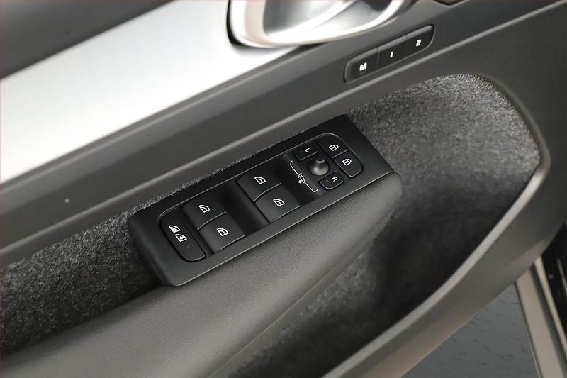 Volvo XC40 (2026) B3 - fotka 23 z 23