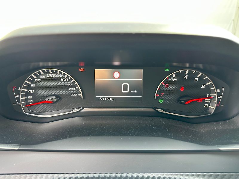 Peugeot 2008 (2024) 1.2 74 kW PureTech - fotka 12 z 25