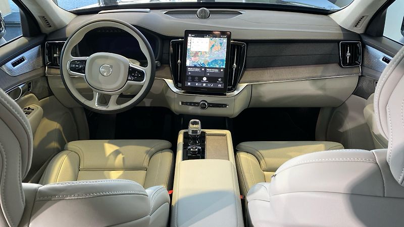 Volvo XC90 (2026) ULTRA BRIGHT, B5 AWD, 184+10 k - fotka 12 z 15