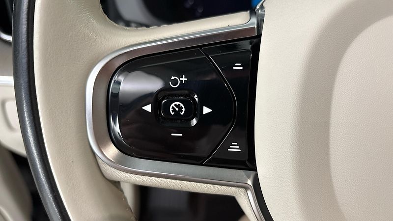 Volvo XC60 2.0 B4 AUT AWD Plus Dark - fotka 14 z 28