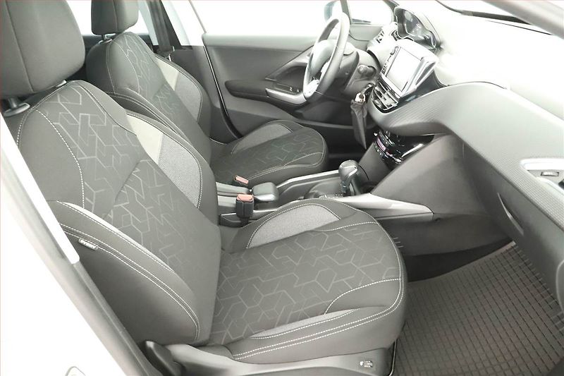 Peugeot 2008 (2018) 1.2 PureTech, Automat - fotka 7 z 14