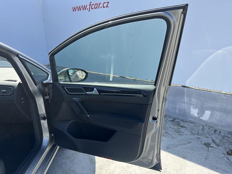 Volkswagen Golf Sportsvan (2015) 1.4 TSI 92 KW - fotka 16 z 37