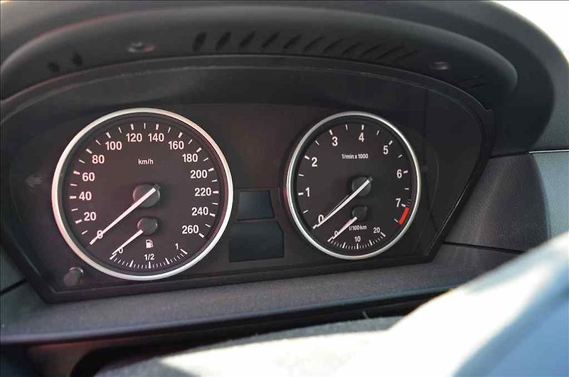 BMW Řada 5 (2008) 560 TOURING - fotka 28 z 33