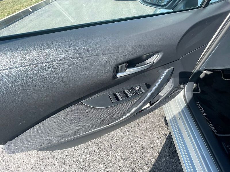 Toyota Corolla 1.8 Hybrid 140k Comfort Tech - fotka 13 z 27