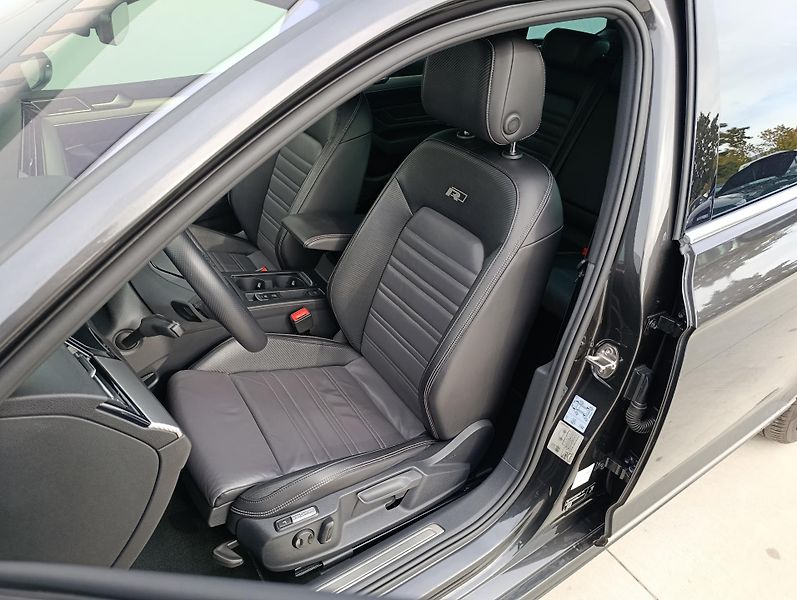Volkswagen Passat 2.0TSI 206kW RLINE ČR 1.MAJ - fotka 13 z 39